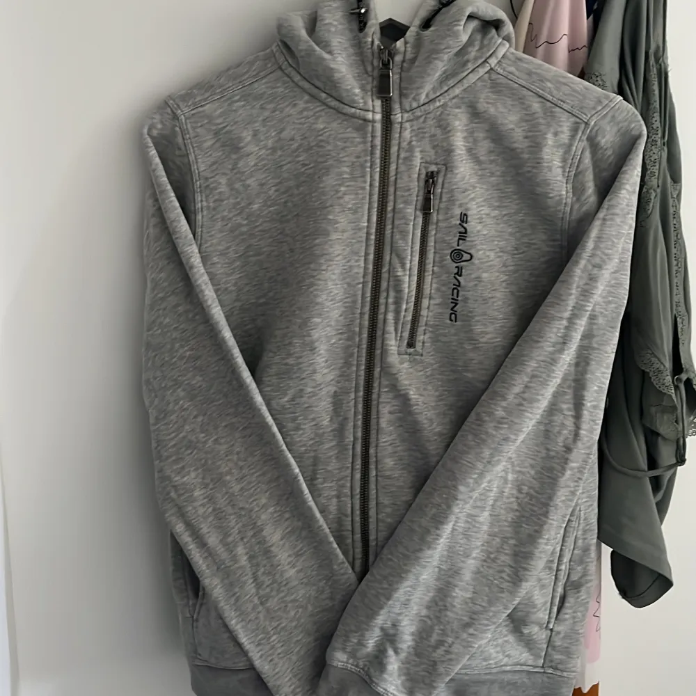 Tjena. Säljer nu den här riktigt snygga Sail racing hoodien då den är för liten. Skick: 9/10 då den knappt är använd. Köpt för över 1000.. Hoodies.