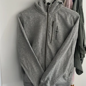 Sail racing hoodie  - Tjena. Säljer nu den här riktigt snygga Sail racing hoodien då den är för liten. Skick: 9/10 då den knappt är använd. Köpt för över 1000.