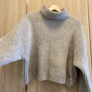 Stickad tröja - croppad  - Varm stickad tröja med långa armar. Detta är L men sitter bra på mig som är 165/XS