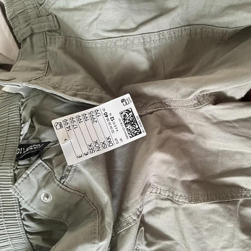 Säljer Köpta cargos byxor från hm i storlek 40 för ett tag sen. Inte använt. Skriv till vid intresse.. Jeans & Byxor.