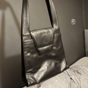 Väska - As snygg och rimlig ganska stor handväska! Köpt secondhand men sjukt bra skick, säljer pga jag har för många väskor💋kontakta för bättre bilder!