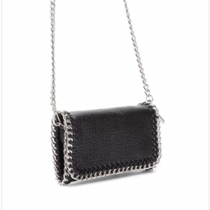 Väska från tiamo - Säljer denna tiamo väskan vid bra bud. Älskar den men har fler väskor 🥰🥰 Skriv privat vid intresse