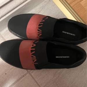 Calvin Klein skor  - Mycket fina Calvin Klein skor som aldrig är använda, storlek 39. Kan skickas, köparen står för frakt