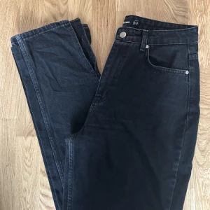 Svartgrå jeans  - Från boohoo , slits 