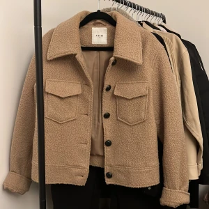 Teddy jacka  - Vår/höst jacka i kort modell i färgen Camel.  Köpt: ONLY  Märke: Pieces.  Strl XS men passar även S.  Använd ett fåtal gånger och är som ny