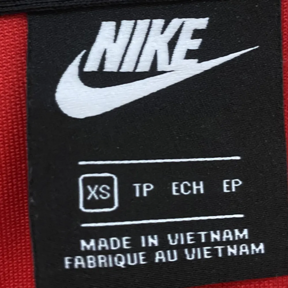 En snygg och färgglad Nike Air tröja med en magficka. Storlek XS men passar mer S/M. Skick: 9/10, använd ytterst få gånger.  Bara att skriva vid minsta fundering🙌. Hoodies.