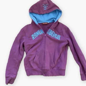 Lila zip up - Passar xs/s ❣️Läs min policy innan du skriver (finns på gillade inlägg) du kommer antagligen få svar på din fråga där 💘