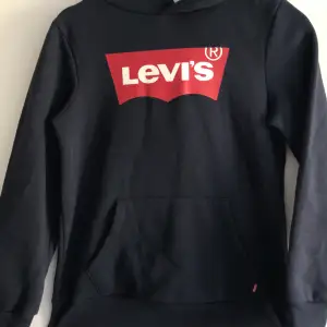 Helt oanvänd blå Levis hoodie, i ett väldigt bra skick! 👌😀 