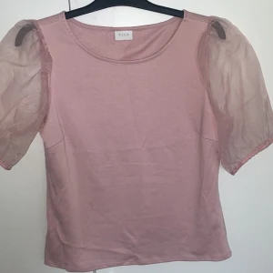 Rosa tröja  - Hej säljer den här som jag ej använder , köpte den på en secondhand affär 💝 