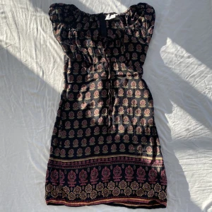 Mönstrad babydoll klänning  - Söt klänning från gamla hm med milkmaid/babydoll stil vid bysten. Underbart mönster. Knyts vid bysten. Storlek 36 men passar enligt mig mer som 38. En söm har gått upp lite längst ner på dragkedjan, dm för bild. Köps via Swish eller köp nu 💋