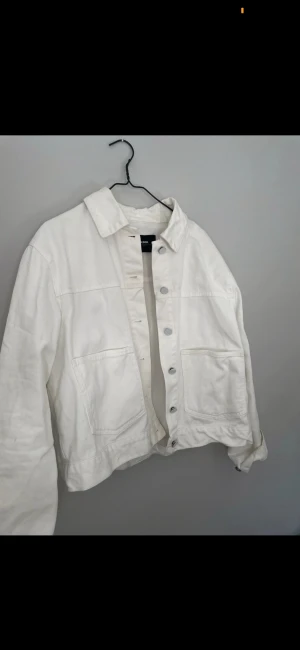 Vit jeansjacka - Kort boxig modell 