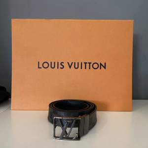 Säljer nu mitt Louis Vuitton bälte som jag haft i snart 1 år, det är 120cm, köpt på Louis Vuitton i Stockholm.  Skriv för fler frågor eller bilder 