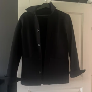 Overshirt - Detta är en fin overshirt från adaysmarch som är i ett väldigt fint skick. Den har inga skador eller liknande. Den har storleken XS men kan även passa S