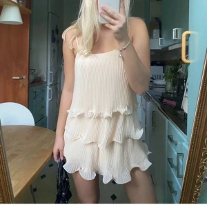 & other stories klänning - så fin & other stories liknande klänning  från h&m, säljs inte längre❤️