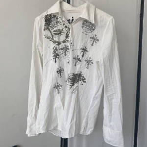 Vit skjorta  - Y2k edgy Cross motive underground catholic sigill core sexy slimfit long sleeve Gorgeous polish girl tumblr 2008 aesthetic emo bimbo skjorta