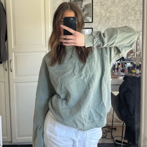 Sweatshirt  - Säljer denna oversized sweatshirt då den inte kommer till användning längre. Knappt använd, passar xs-m beroende på passform.