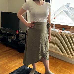 En oanvänd kjol från H&M kan behöva strykas. Är en liten 38 kan upplevas tajt i midjan (modell 1.60m)