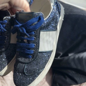Valentino fly crew, blå glitter - Favo skor! Super bra skick! Tappat 1 nit där bak men inget man tänker på! Buda❣️BYTER! Passar mig som har 38a!