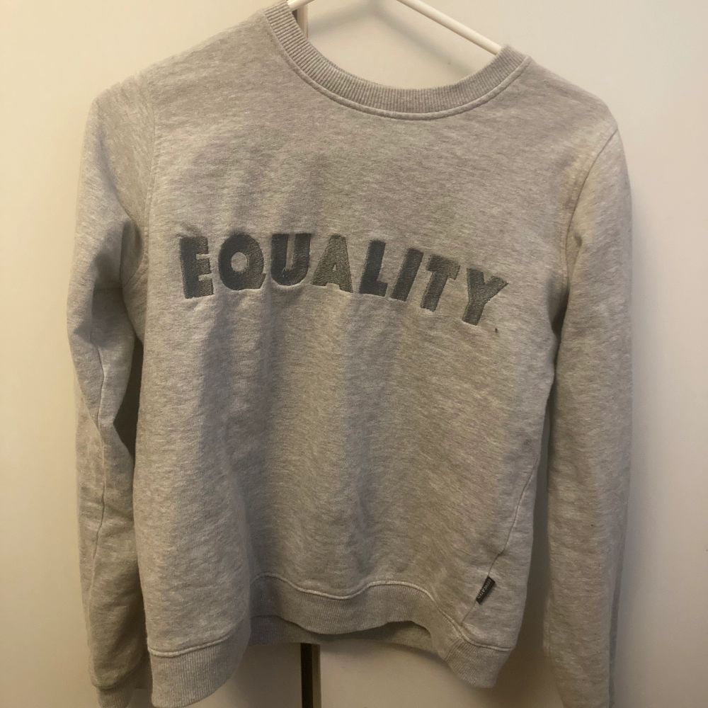 Najs grå sweatshirt köpt på secondhandbutik på Gotland! Ganska liten i storleken. Tröjor & Koftor.