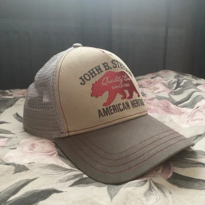 Stetson keps - Säljer nu min stetson keps som är i stort sett ny använt den kanske max 10gånger, har enbart haft den i skolan så den är inte svettig eller något sånt.