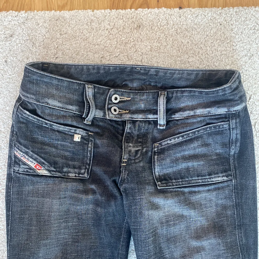 Säljer dom finaste diesel jeansen som jag köpte på plick, var mina favorit jeans men är nu tyvärr för små, det finns ett hål som är lätt att fixa med rätt utrustning . Jeans & Byxor.