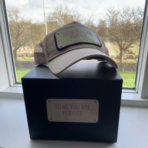 John hatter and company keps - Populär nätkeps i mycket snygg färg. Färgen passar till sommaren . Nypris var 1000kr