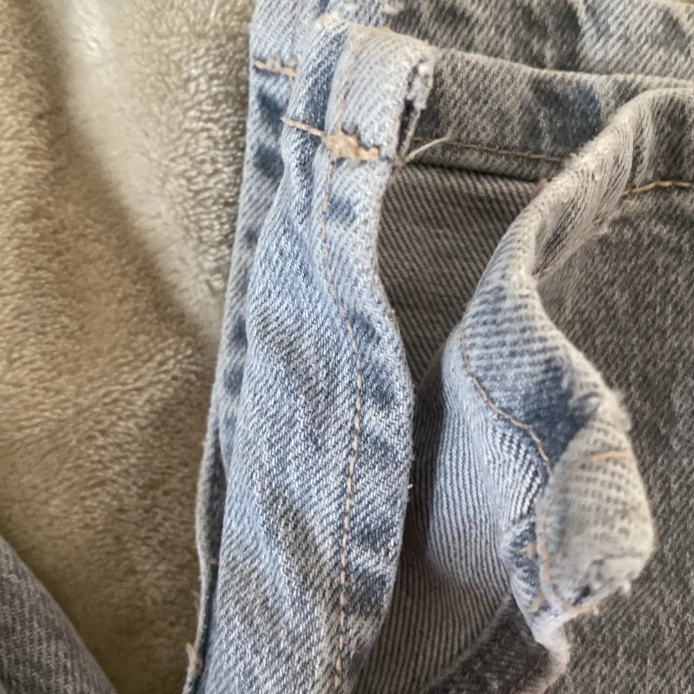Snygga ljusgrå jeans från zara med slits längst ner som nästan aldrig är använda, (rensar gaderob) frakt tillkommer 💕. Jeans & Byxor.