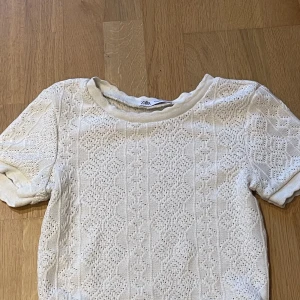 Tröja - Jättefin zara tröja, superfint material och är väldigt bekväm att ha på. Använt runt 1-2 gånger💖