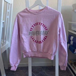 Tjock crop-top  - Tjock crop-top köpt från H&M divided ca 2017/2018. Några rivmärken från katt runt trycket (se bild). Passar XS-S. 