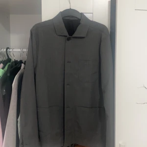 Filippa K overshirt - Filippa K overshirt Mörkgrå, köpt för 2500kr, använd 4 gånger. Storlek M ,Fråga ifall det är nån fundering!