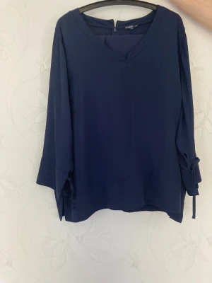 Vacker blus och byxa från more by stocklm  - Endast använd 1 gång, super fin marinblå dress 