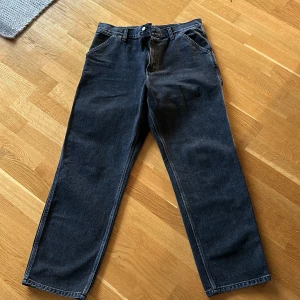  Carhartt Single knee pant - Carhartt jeans! Sköna och luftiga byxor! Sitter snyggt över skorna👍  Lite stora i storleken så kan även passa de som brukar ha större