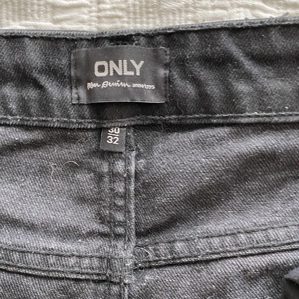 Svarta jeans från only, använda fåtal gånger men är nu för stora. 30/32 men Skulle säga kanske storlek M. Bra i längden för mig som är 166 cm. Kontakta vid intresse eller fler frågor. Köparen står för frakt💓. Jeans & Byxor.