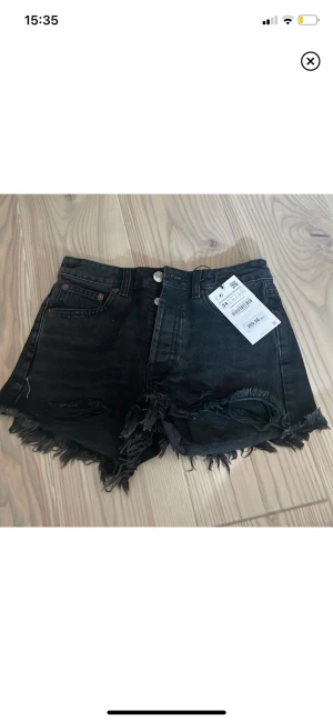 Zara shorts - Säljer mina short som jag bara har använt 1 gång. Köpte dom på plick men dom va helt oanvända då, bilden är från samma plicktare! Priset kan diskuteras 