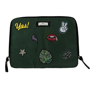 Unikt datorfodral från DAY  -  mörkgrön datorväska/datorfodral med unika symboler på från DAY Birger et Mikkelsen🤩🤩Har även ett innerfack där datorsladdare, pennor etc får plats.  Gott skick! 😊 Bredd: 33cm Höjd: 26,5cm, för folder13tum. Passar datorer Nypris mellan 200kr - 569kr🫶