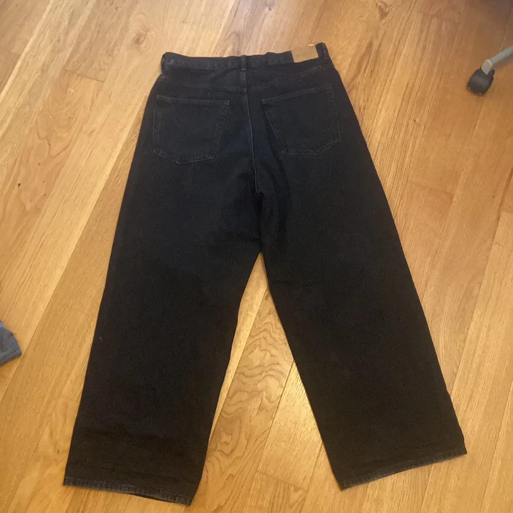 Svarta jeans från Weekday. Det har högst används tre gånger och är i bra skick. Storleken på jeansen är 33/32. . Jeans & Byxor.