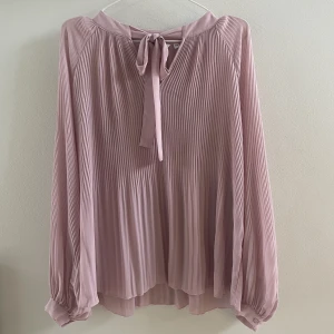 Rosa blus - Fin rosa blus från Kappahl i jättebra skick, endast använd 2 gånger. Går att knyta banden som man vill🩷 kontakta gärna vid frågor eller intresse 