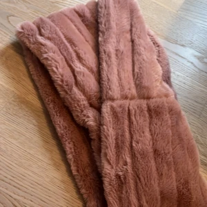 Halsduk - Säljer i bra skick. Alldrig använt.