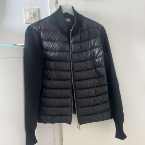 Moncler Cardigan  - Säljer min moncler cardigan som är köpt förra året från wakakuu självklart äkta. Finns qr kod men även tagg till jackan! Storlek L men liten så passar en M&S. Inga defekter och köpt för närmare 8000kr