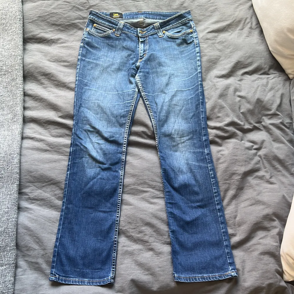Säljer mina lågmidjade Jeans från Lee, då dom tyvärr är för korta på mig som är 174cm. Jättesnygga i lite bootcut/flare modell och är i bra skick. Pris kan diskuteras 🤍(Stl 32-31) passar mig som är M. . Jeans & Byxor.