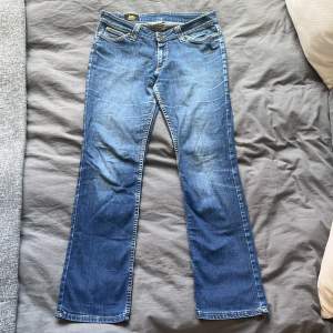 Säljer mina lågmidjade Jeans från Lee, då dom tyvärr är för korta på mig som är 174cm. Jättesnygga i lite bootcut/flare modell och är i bra skick. Pris kan diskuteras 🤍(Stl 32-31) passar mig som är M. 