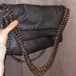 Säljer denna svarta Stella liknande väska, helt oanvänd och i mycket bra kvalite - först till kvarn :)