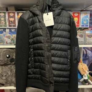 Moncler Cardigan Med Luva - Storlek XL 9/10 skick Kvitto och tags ingår