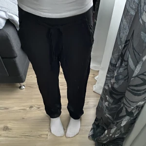 Linnebyxor doupe - Sommriga byxor som liknar linne byxor väldigt mycket. Nästan samma sak förutom annat material. Väldigt fint skick passar både xs och s.