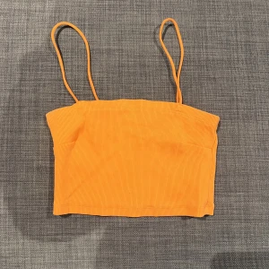 Linne från Gina tricot - Kroppad top med spagetti band från Gina tricot, storlek M. Använd 1 gång i väldigt bra skick.