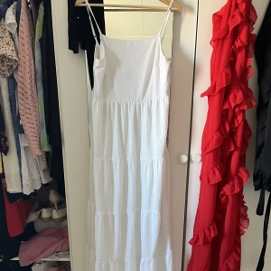 Långklänning / maxiklänning - Vit lång klänning - använd fåtal gånger! Super fin till sommaren! Tänk med en jeansjacka och klackar eller birken ;)