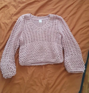 Cashmere Sweater - Pink 💗 Cozy oversized sweater, 60% cashmere.  Large bell sleeves  Size L for oversized look