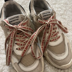 Sneakers från Zadig & Voltaire  - Världens snyggaste sneakers från Zadig & Voltair i storlek 36. 🥹 Skorna har tecken på användning, men är i fint skick. 