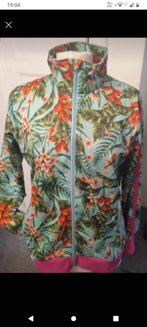 Unik tröja med dragkedja  - Finns inget att anmärka på.   Skicket är princip nytt..