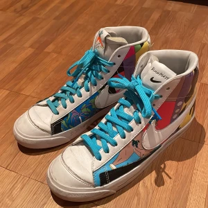 Nike Flyleather Blazer ’77 Ruohan Wang - Använda Nike Flyleather Blazer ’77 specialdesignade av Ruohan Wang. Säljs/produceras inte längre, limited edition. Snören i tre olika färger ingår; (Lila, Ljusblå, Vit)